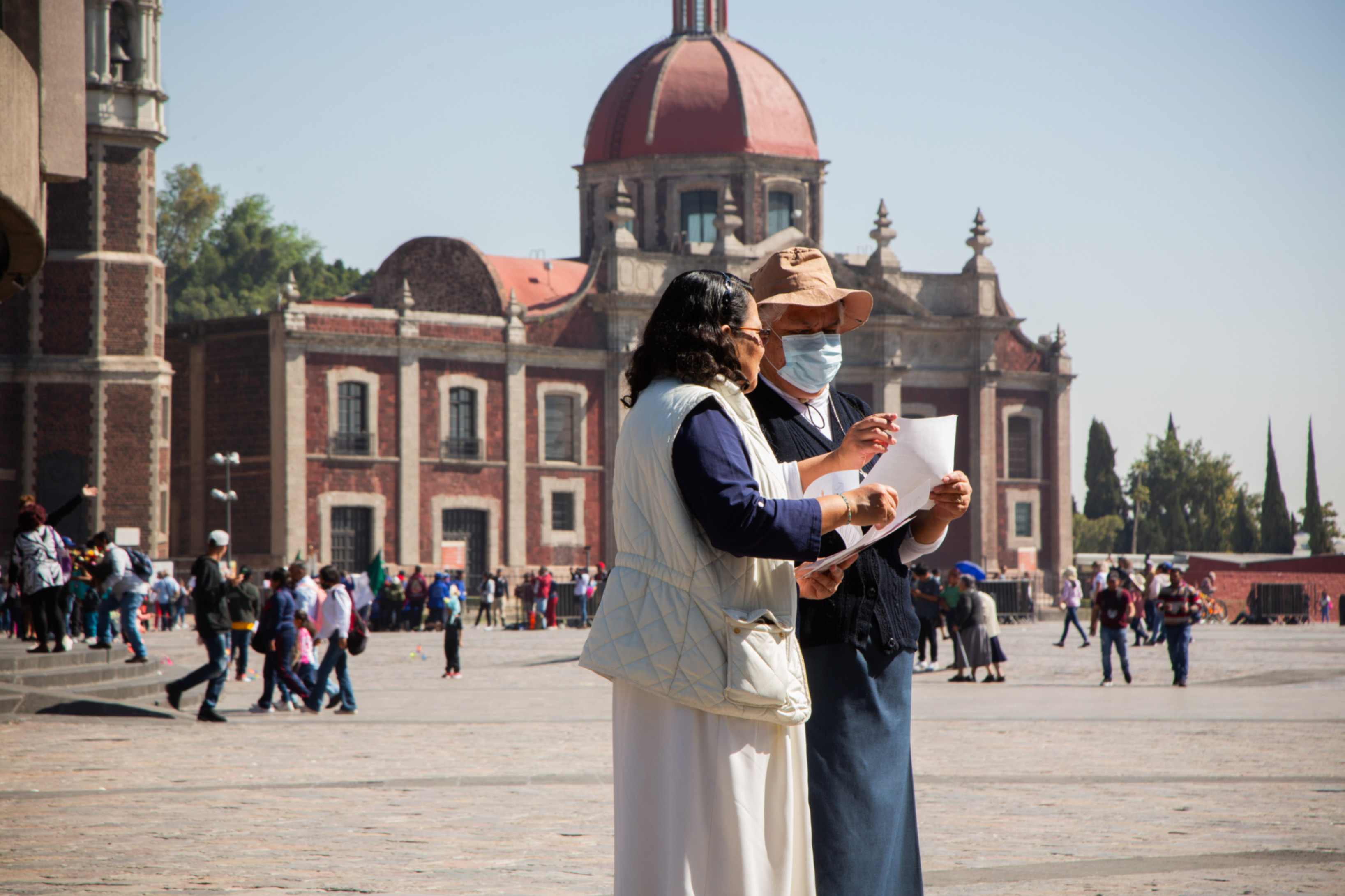 Como Iglesia en salida y siguiendo la invitación del papa Francisco, la Hna. Martínez González conversa, el 8 de febrero de 2024, con los transeúntes en la plazoleta de la Basílica de Nuestra Señora de Guadalupe —en ciudad de México—, para sensibilizarlos sobre la trata de personas. (Foto GSR/Samuel Bregolin)