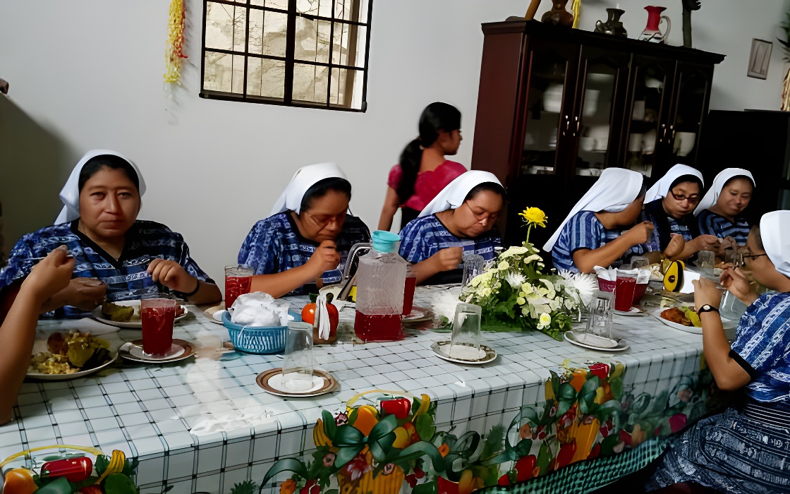 Entre las hermanas hay enfermeras diplomadas, auxiliares de enfermería diplomadas, maestras de primaria, psicólogas, diplomadas en teología, contables y secretarias.