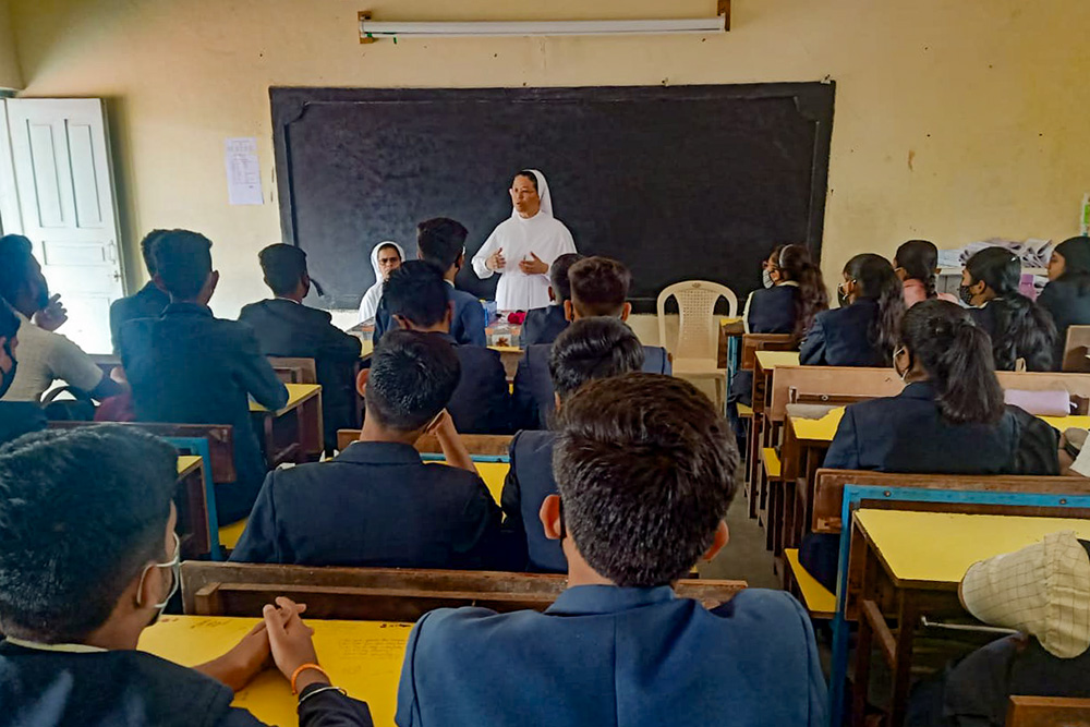 Sr. Christine Mynsong speaks to a group of students at Pusad, Yavatmal District, Maharashtra, India. (Courtesy of Missionary Sisters of Mary Help of Christians)