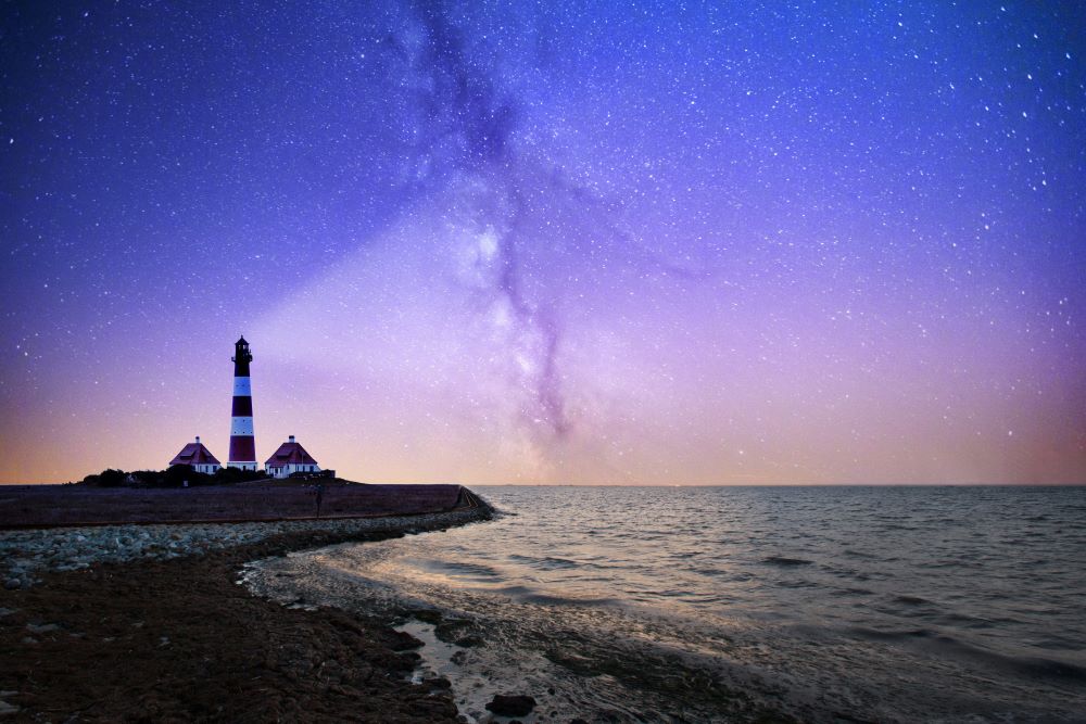 "¿Sabías que los faros giran de un lado al otro para iluminar un espacio más amplio? Esta es una de las imágenes que iluminan nuestro sentir: siempre hay luz o si de pronto se desvanece, sabemos que volverá potente. Cuanto más oscura es la noche, más brilla esa luz de nuestro pequeño faro, a pocos metros de nuestra casa": Hna. Magda Bennásar. (Foto: Unsplash/Robert Wiedemann)