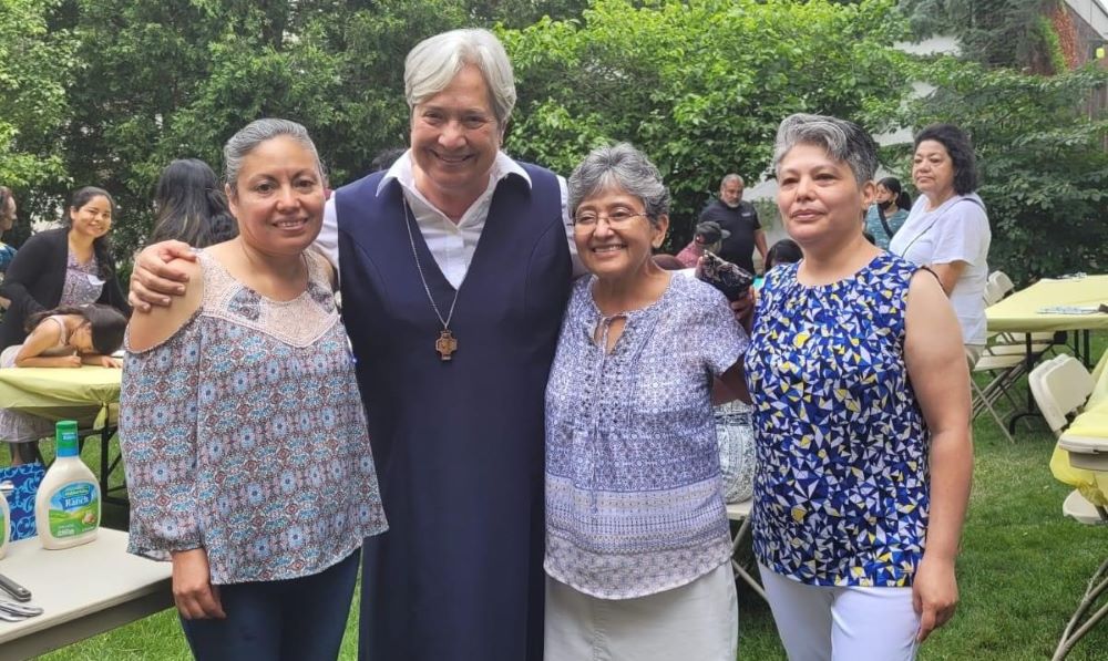 La Hna. Martha de la Torre Juárez, segunda por la derecha, con la Hna. Norma Pimentel y dos mujeres de grupos de apoyo para mujeres durante una reunión organizada por Strangers No Longer en el verano de 2022. (Foto: cortesía Hna. Martha de la Torre Juárez)