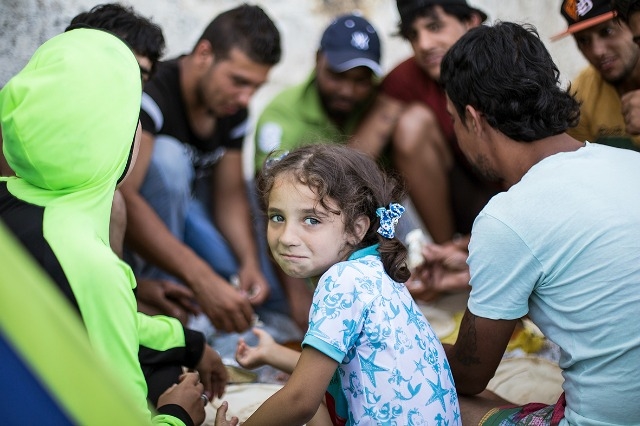 Refugiados en la isla griega de Cos reciben una comida gracias a Cáritas. (Foto: cortesía de Religión Digital, tomada de Caritas/ Natalia Tsoukala)