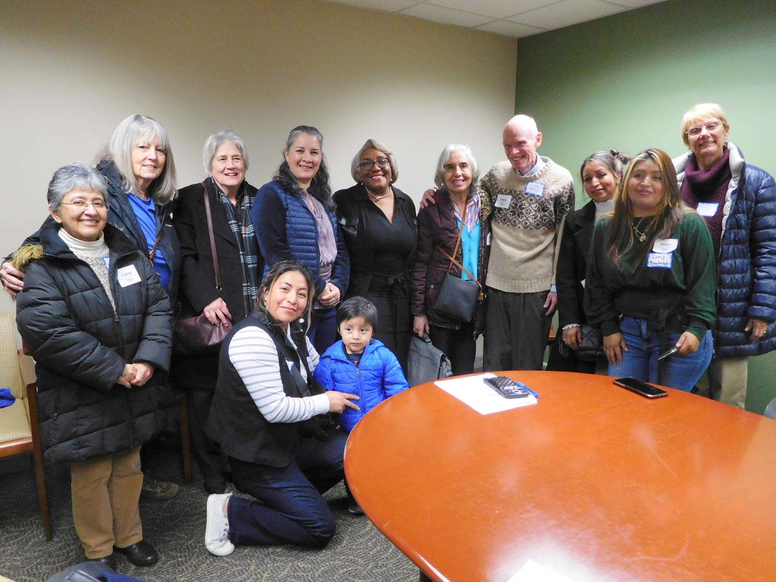 La Hna. Martha de la Torre Juárez, a la izquierda, junto con miembros de la fundación Strangers No Longer durante el día de incidencia en apoyo del proyecto de ley Drive Safe en Lansing, Michigan, Estados Unidos, en febrero de 2023. (Foto: cortesía Hna. Martha de la Torre Juárez)