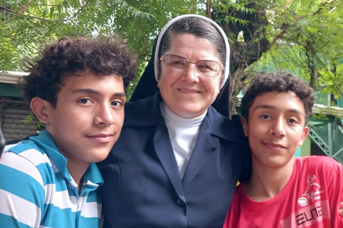 Sr. María Elena Fernández Cordero with two children in Nicaragua