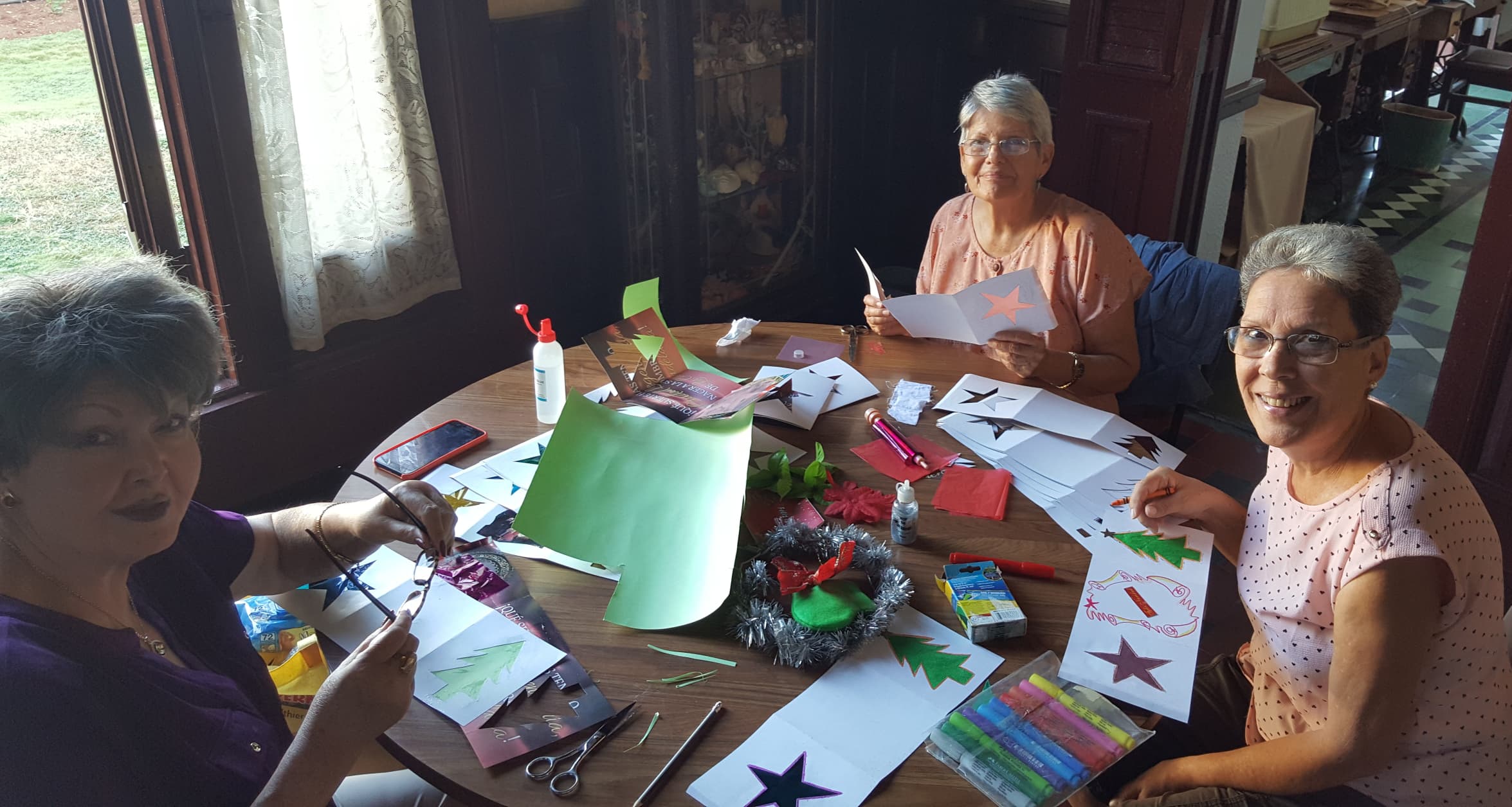 Arts and Crafts work, during the visit of Spanish volunteers to the Siervas de San José Home for the Elderly, in Havana, Cuba (Courtesy of Siervas de San José Home for the Elderly)