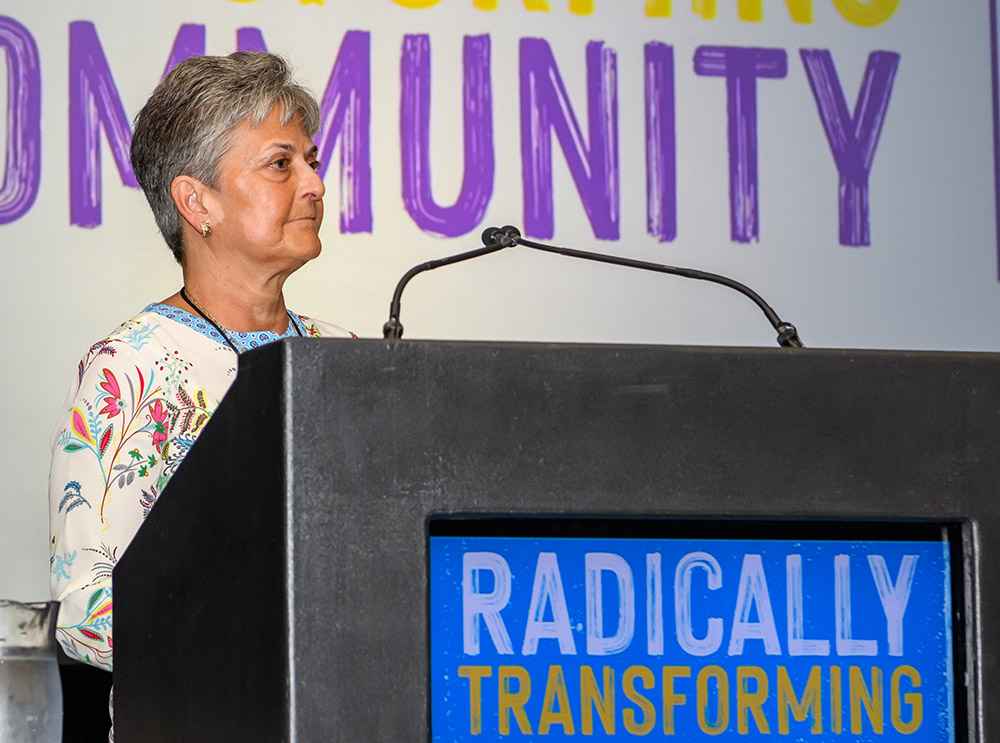 La agregada Joanne Fantini dirige las oraciones iniciales del Evento 2022 de la Federación de San José celebrado en julio. (Foto: cortesía de MarySue Rosenthal Gee)