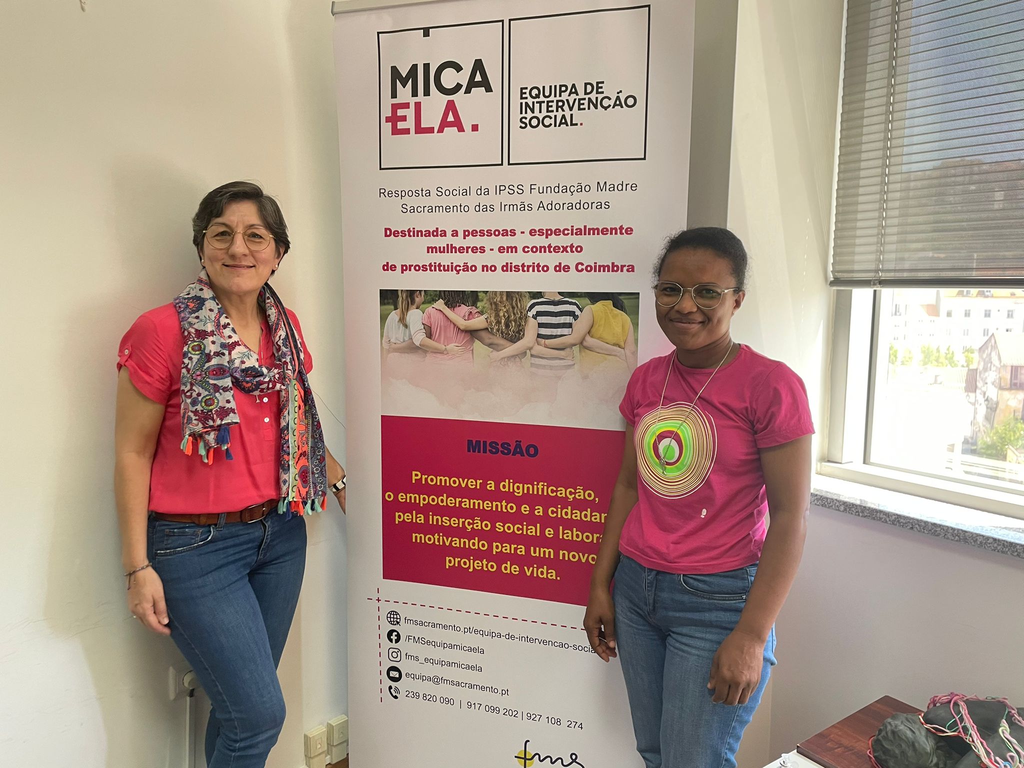 Las hermanas Maria Martinha Silva (izquierda) y Maria Paula Pereira son dos de las tres adoratrices de Coimbra dedicadas al proyecto Micaela, que cuenta también con la colaboración de una docena de voluntarios laicos y con dos técnicos contratados. (Foto: GSR/Leopoldina Reis Simões)