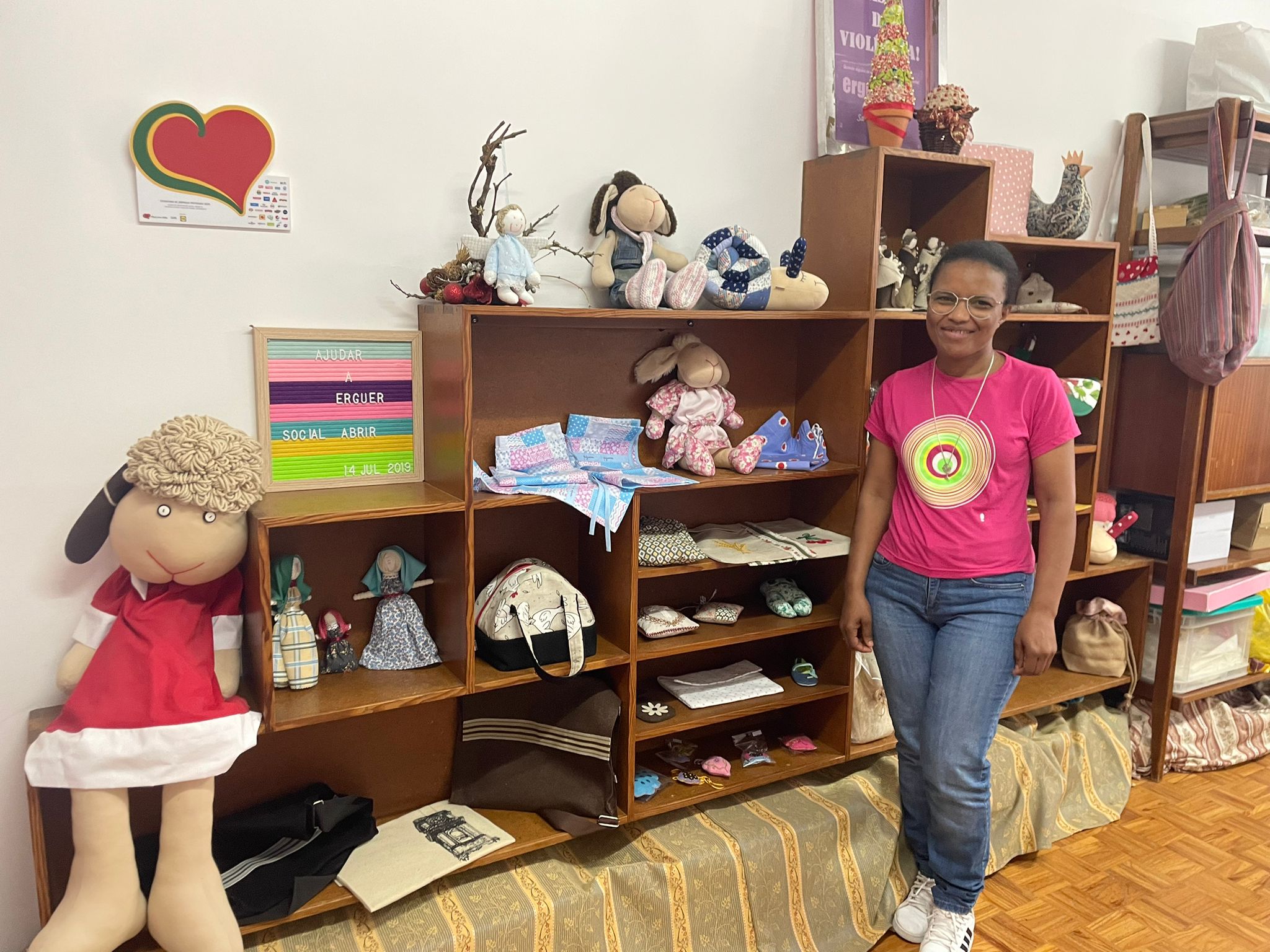 La hermana Maria Paula Pereira coordina la sección de Estructura de Empleo Protegido. La producción y venta de productos contribuye como fuente de financiamiento para las mujeres. (Foto: GSR/Leopoldina Reis Simões)