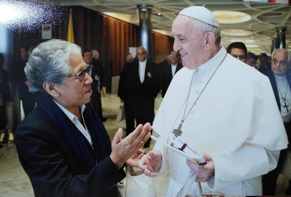 La Hna. Zully Rojas Quispe, de las Misioneras Dominicas del Rosario, junto al papa Francisco durante una de las pausas del Sínodo para la Amazonía celebrado en Roma, Italia, en octubre de 2019. (Foto: cortesía Hna. Zully Rojas Quispe)