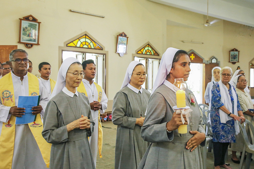 Sr. Teagon Andre Maria and other sisters and priests enter St. Patrick's Cathedral Church in Mymensingh, Bangladesh, before Mass on June 24. (GSR photo/Stephan Uttom Rozario)