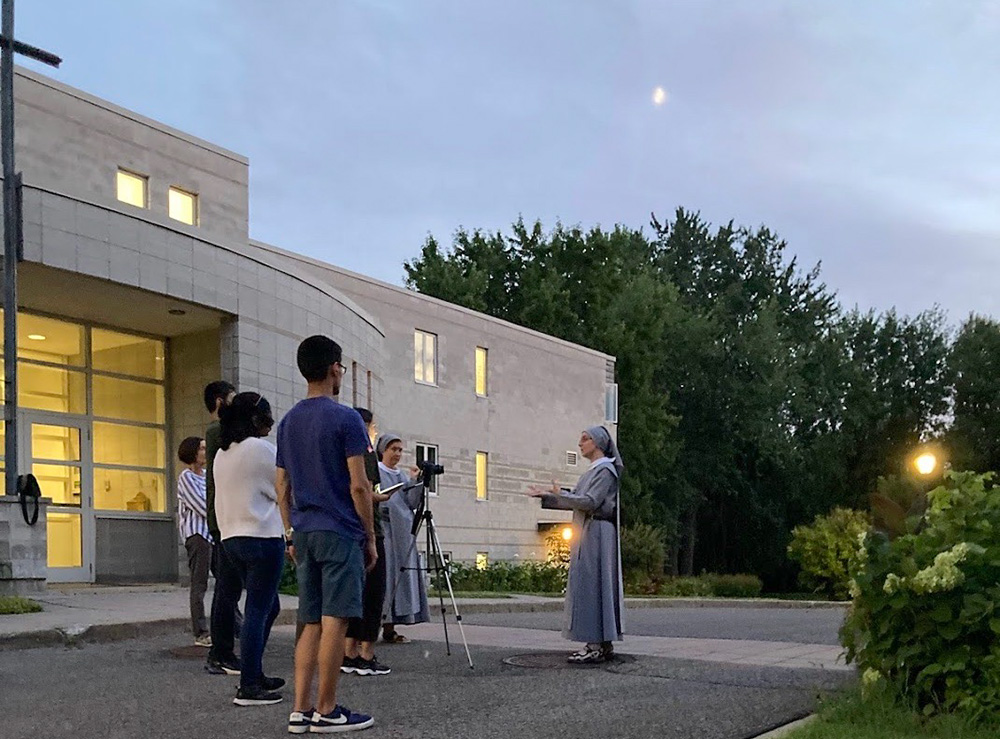 Nighttime filming of the documentary series "The Hidden Good in the City" in front of the Recluse Sisters' monastery in Montreal (Courtesy of Mission Jeunesse)