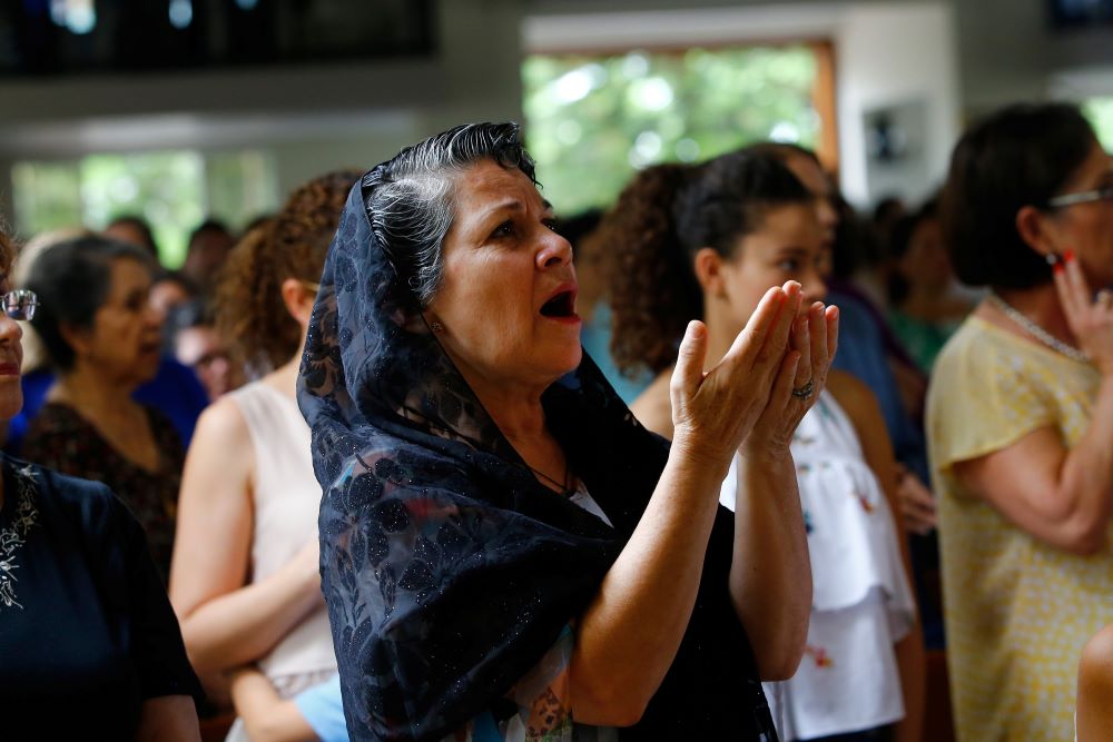 En esta foto de archivo, una mujer reza durante una misa en la iglesia católica de la Divina Misericordia en Managua, Nicaragua. Una reciente ofensiva gubernamental despojó a 22 comunidades religiosas femeninas de su estatus legal en el país. (Foto: OSV News/Reuters/Oswaldo Rivas)