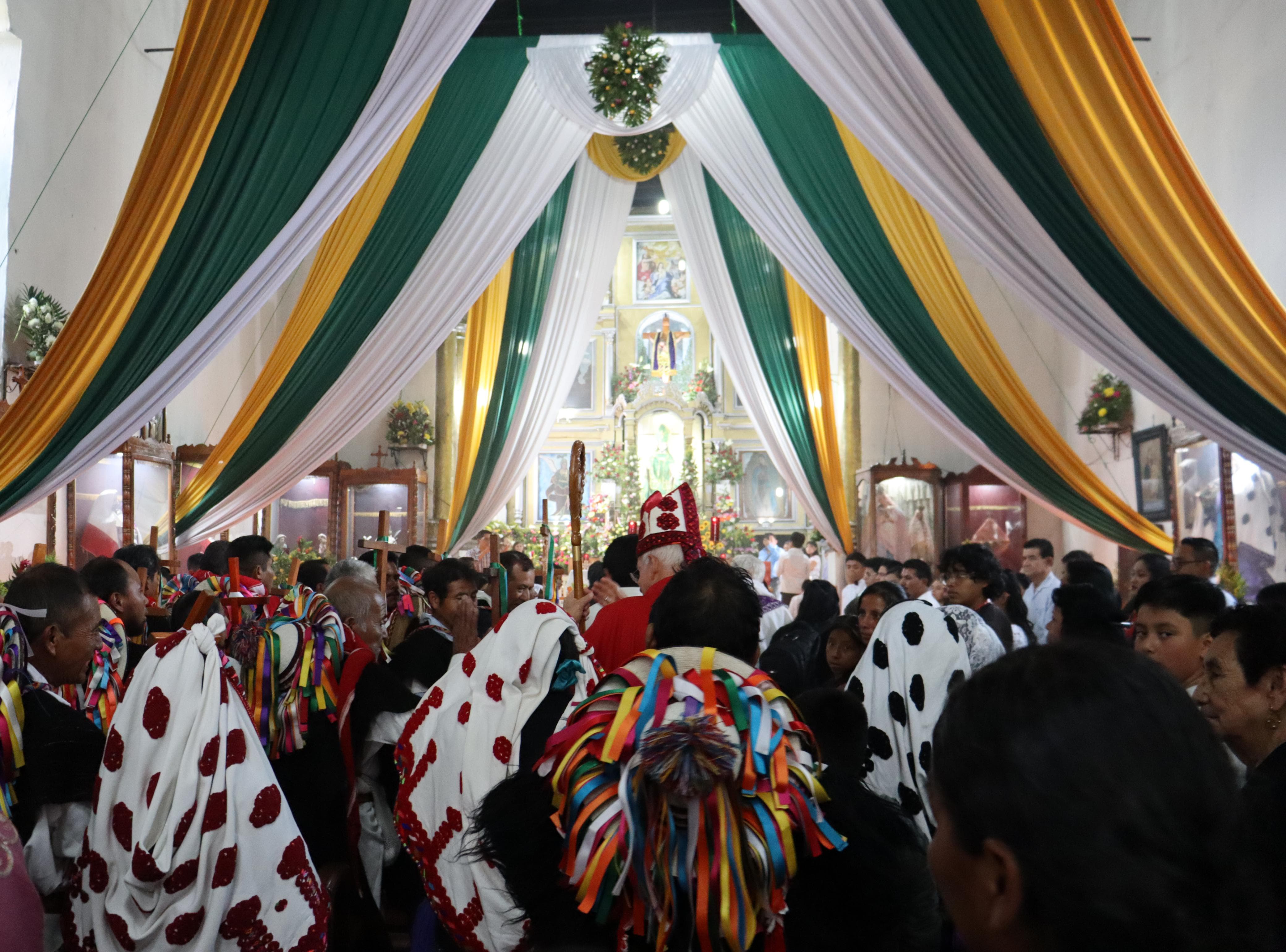 Entrada de Diego de Aguilar Martínez, obispo de San Cristóbal de las Casas, a oficiar misa en la parroquia de San Pedro Chenalhó, Chiapas, México. (Foto: Eduardo Cordero)