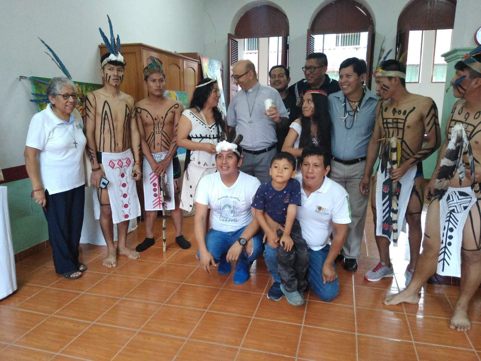 La Hna. Zully Rojas Quispe, a la izquierda, junto con los participantes de la primera exposición de arte nativo del grupo Etochime Harakbut, en Puerto Maldonado, Perú, en diciembre de 2020. (Foto: cortesía Hna. Zully Rojas Quispe)