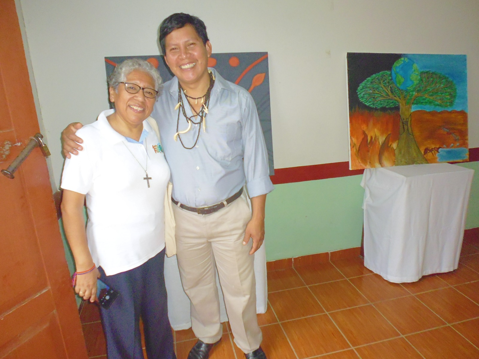 La Hna. Zully Rojas Quispe junto a Luis Tayori, coordinador de la Pastoral Indígena del Vicariato Apostólico de Puerto Maldonado, Perú, durante la primera exposición de arte nativo del grupo Etochime Harakbut en diciembre de 2020. (Foto: cortesía Hna. Zully Rojas Quispe)