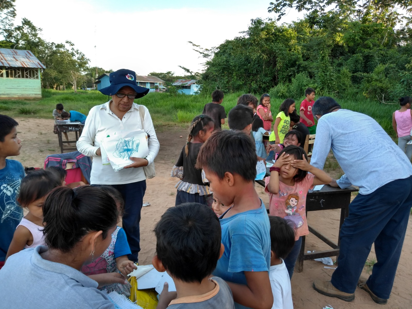 La Hna. Zully Rojas Quispe participa en una actividad para niños durante una de sus visitas a las comunidades indígenas de la Amazonía peruana. (Foto: cortesía Hna. Zully Rojas Quispe)