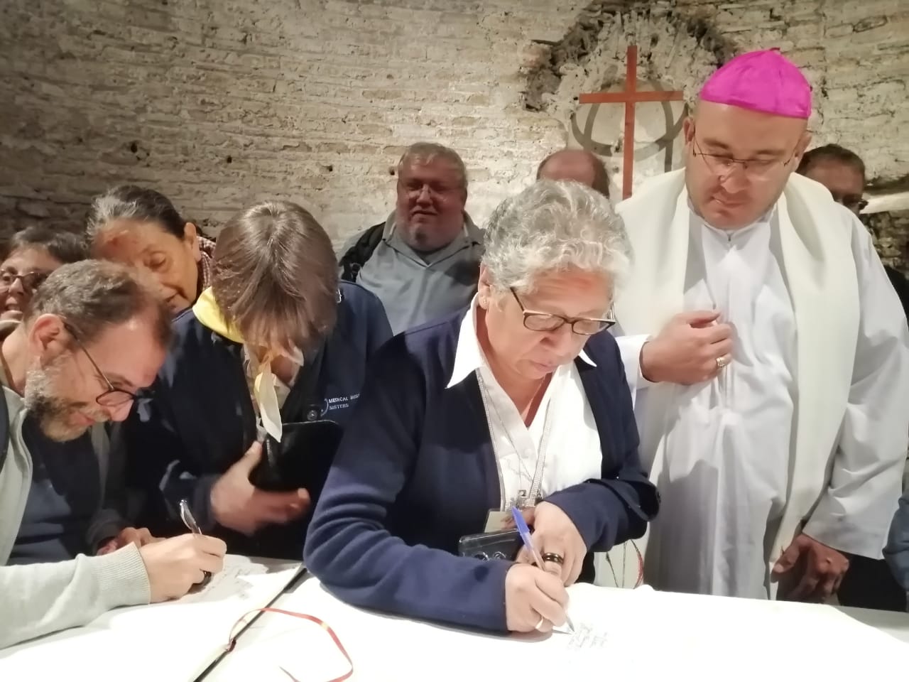 La Hna. Zully Rojas Quispe en las Catacumbas de Domitila, en Roma, firmando el Pacto de las catacumbas para la casa común junto con algunos de los participantes del Sínodo para la Amazonía celebrado en octubre de 2019. (Foto: cortesía Hna. Zully Rojas Quispe)