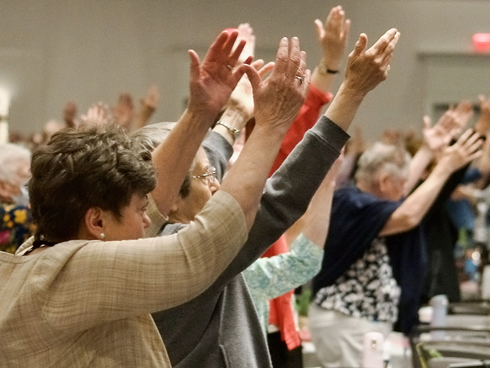 Sisters pray Aug. 15 at the Leadership Conference of Women Religious assembly in Orlando, Florida. (GSR photo/Dan Stockman)