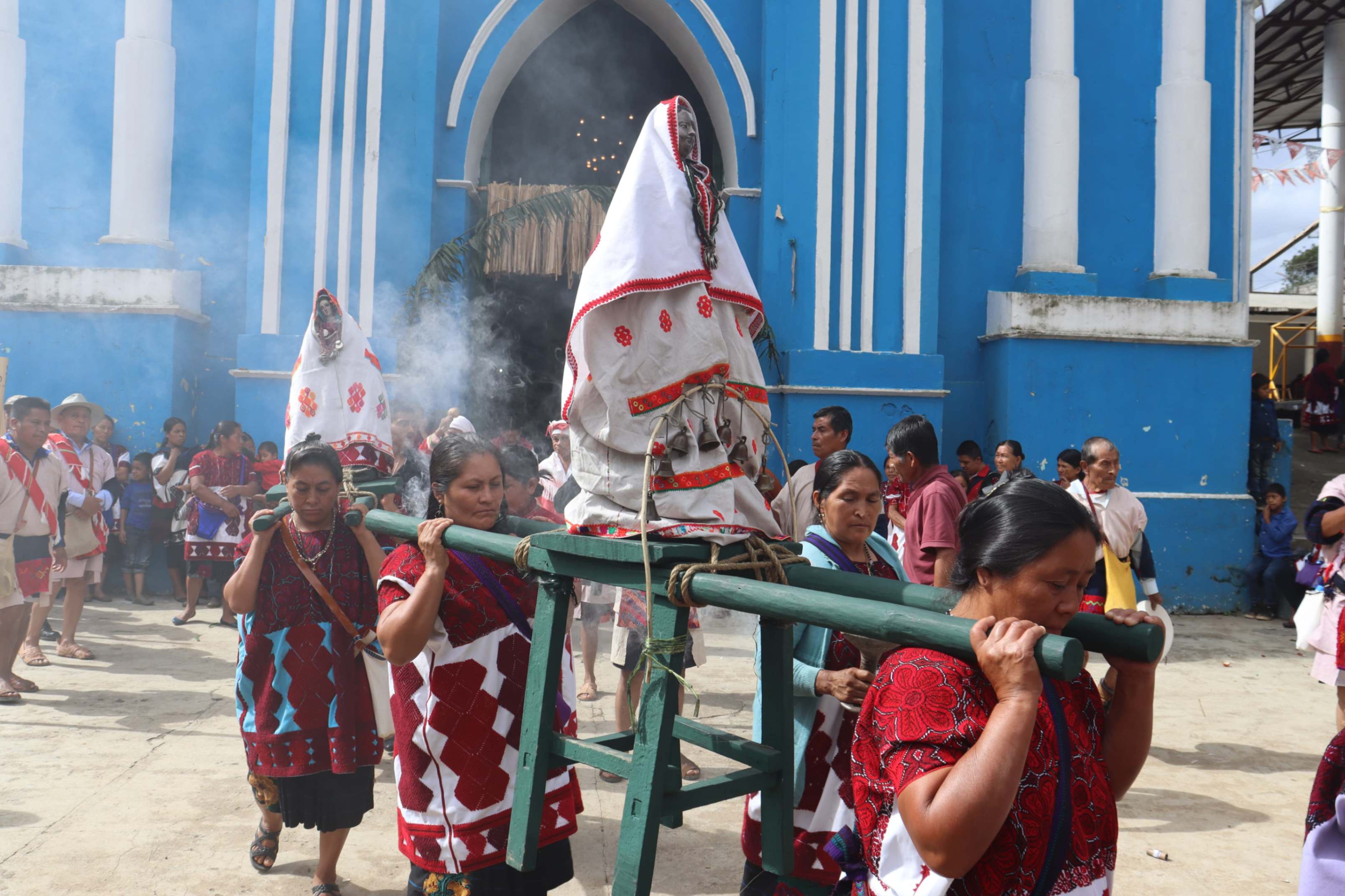 Procesión de católicos tradicionalistas o costumbristas por San Pablo Chalchihuitán, México. (Foto: Eduardo Cordero)