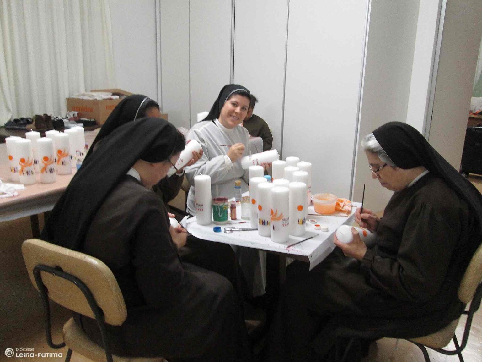 El monasterio de las Hermanas Clarisas de Monte Real fue noticia cuando, al inicio del Sínodo de los Obispos 2021-2024, las monjas pintaron a mano las velas que los delegados sinodales utilizaron en la apertura de la fase local del Sínodo en la Diócesis de Leiria-Fátima. (Foto: cortesía Diócesis de Leiria-Fátima de Timor Oriental)