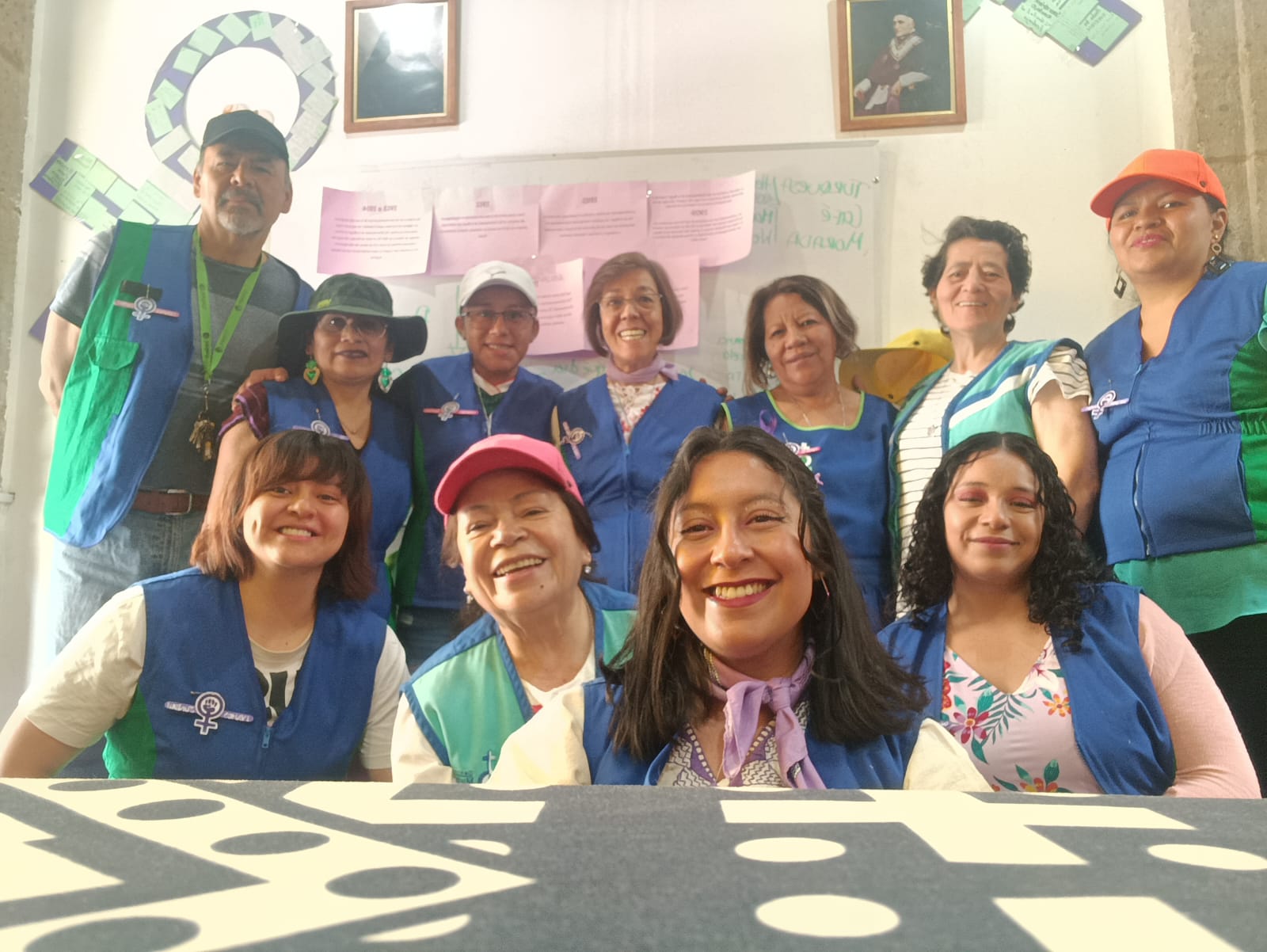 La hermana Manuela Rodríguez (primera fila en el centro) con el equipo de colaboradoras de Centro Madre Antonia, en Ciudad de México. (Foto: cortesía Manuela Rodríguez)