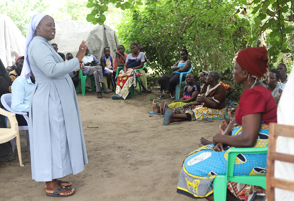 Sr. Celestine Nelima, a member of the Sisters of Mary of Kakamega, addresses the flood victims at Khumwanda displacement camp in Busia. (GSR photo/Doreen Ajiambo)