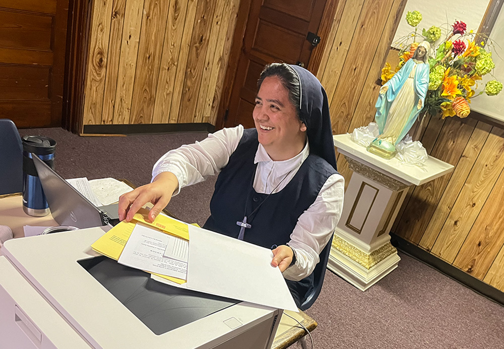 Missionary Servant of the Word Sr. Elsa Narváez Rodríguez prepares mailings for the almost 150 inmates with whom she and her team from Escuela de Estudios Bíblicos share the Word of God. (GSR photo/Luis Donaldo González)