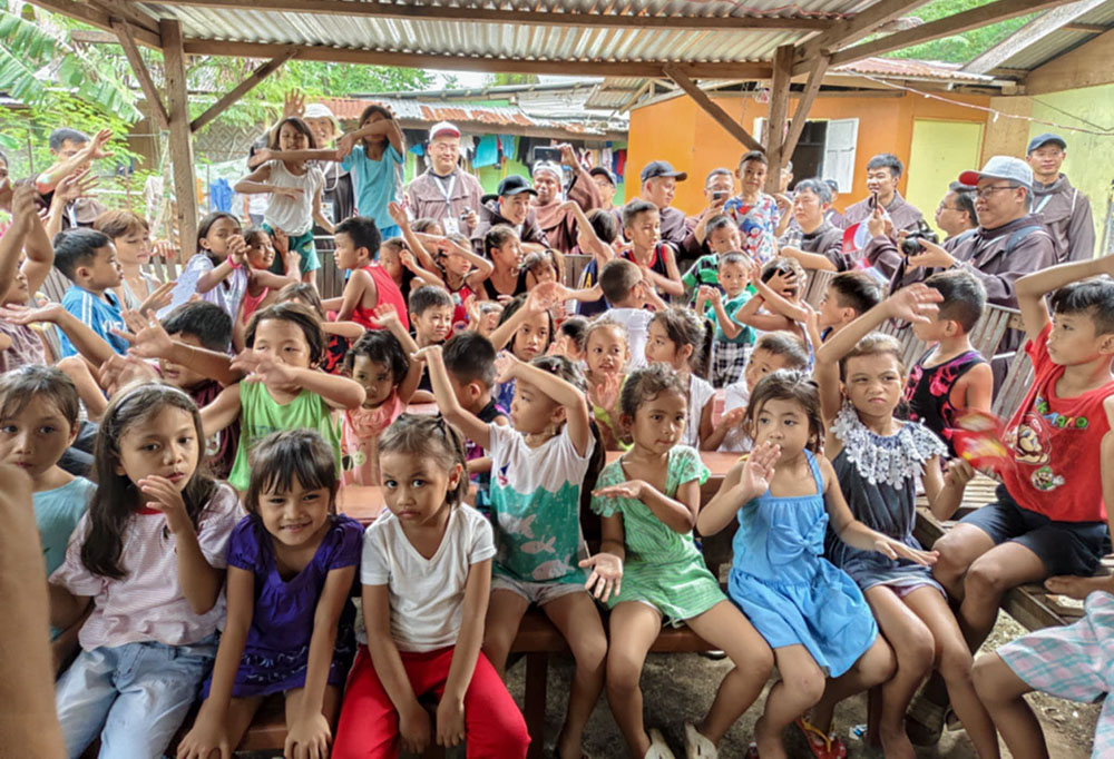 Children from the adopted community in Lapu-Lapu City, Mactan Island, Cebu, Philippines, gather at the makeshift venue for tutorials, catechesis and meals. (Courtesy of Franciscan Sisters of the Immaculate Conception of the Holy Mother of God)