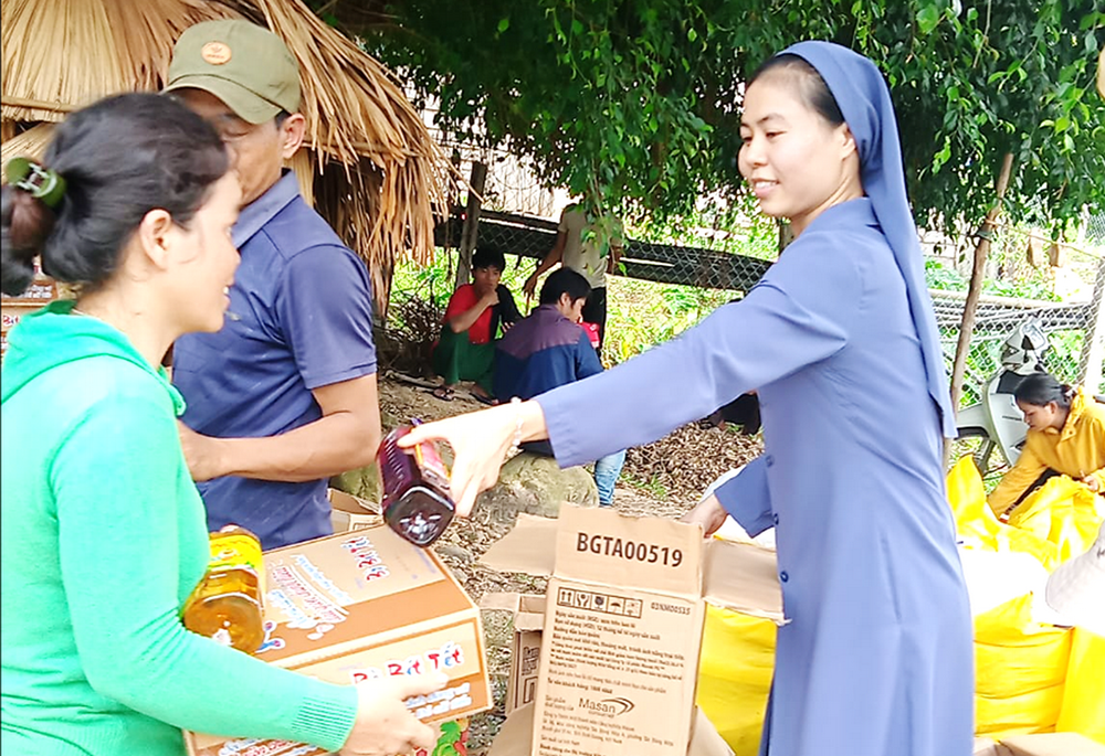 Lovers of the Holy Cross of Vinh Sr. Anna Dau Thi Men give gifts to Chut ethnic people in Ha Tinh province in October 2020. (GSR photo)