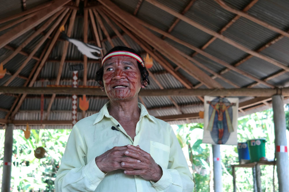 El diácono Shainkiam Yampik Wananch reza en una capilla en Wijint, un pueblo de la Amazonía peruana, 20 de agosto de 2019. (Foto: CNS/María Cervantes, Reuters)