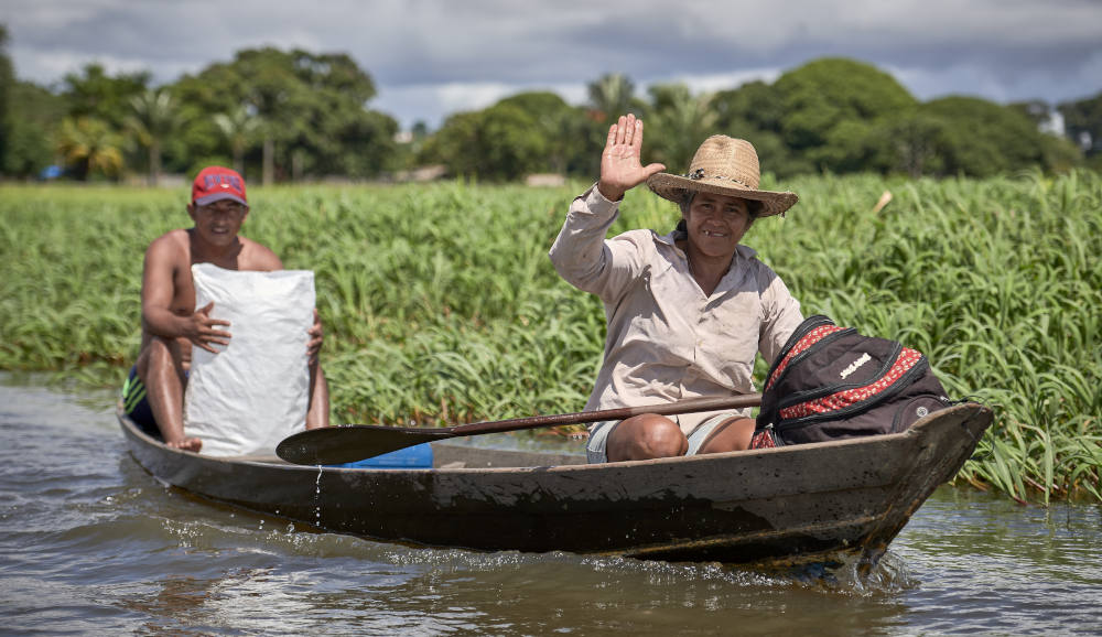 Una mujer saluda mientras rema en canoa en Santarem, una ciudad del estado de Pará, en el norte de Brasil, el 11 de abril de 2019. En ese momento, un río de la arquidiócesis de Santarem tiene 54 comunidades católicas a lo largo de sus orillas y un solo sacerdote para atender a todas estas comunidades. (Foto: CNS/Paul Jeffrey)