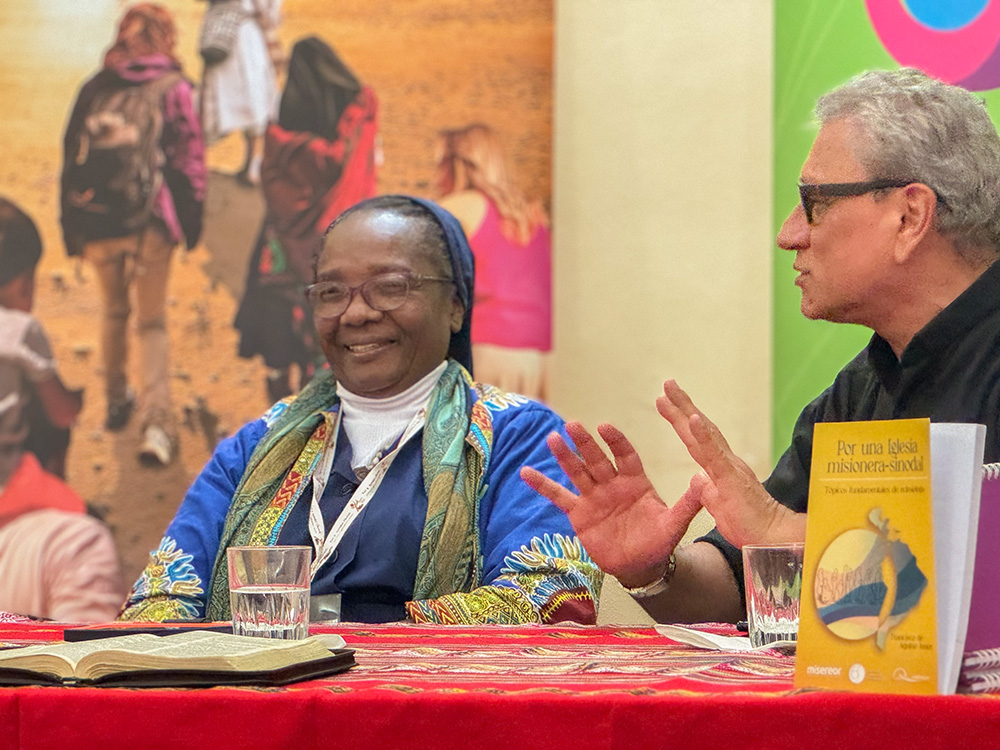 La Hna. María Suyapa Cacho Álvarez, a la izquierda, y el padre Francisco Hernández hablan en un panel sobre los afrodescendientes y el Sínodo sobre la Sinodalidad el 8 de octubre en el Centro Internazionale San't Alberto de Roma. El evento, patrocinado por Amerindia, reunió a destacados ponentes como Cacho, de las Hijas de la Caridad de San Vicente de Paúl, para abordar temas de justicia y paz con carácter "latinoamericano-caribeño". (Foto: GSR/ Rhina Guidos) 