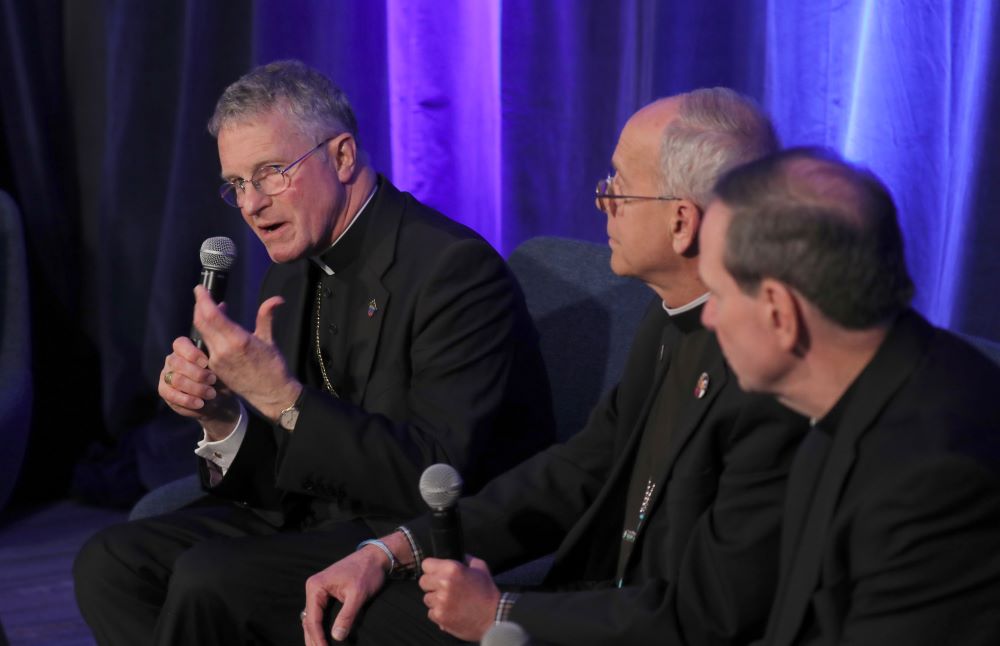 El arzobispo Timothy Broglio, presidente de la Conferencia de Obispos Católicos de Estados Unidos, habla durante una rueda de prensa el 12 de noviembre. "Nuestra principal responsabilidad es vivir el Evangelio... Si eso entra en conflicto con las leyes o incluso con la fuerza de la frontera, entonces tenemos que tratar de hacer que el Evangelio prevalezca", comentó sobre el tema migratorio. (Foto: OSV News/Bob Roller)