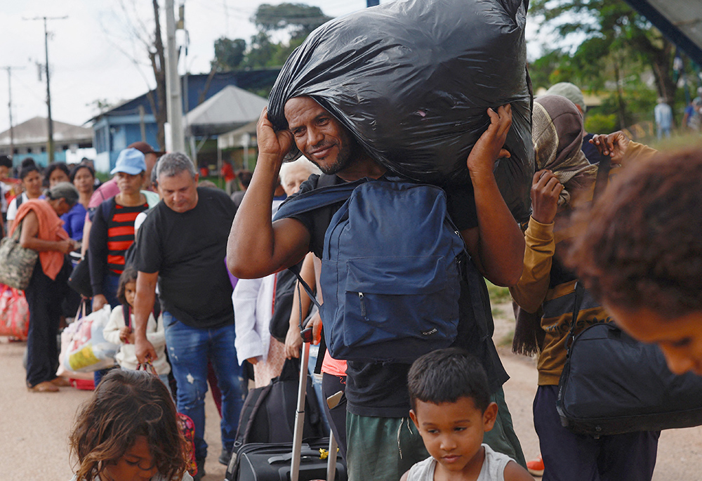 Venezolanos esperan para entrar en un refugio en Pacaraima, Brasil, el 9 de septiembre, tras salir de Venezuela, cerca de la frontera. (Foto: OSV News/Reuters/Amanda Perobelli)