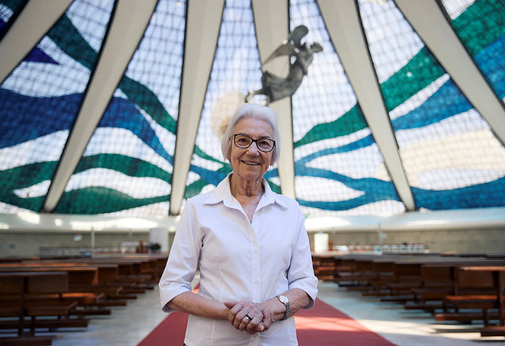 La Hna. Rosita Milesi, scalabriniana, galardonada con el Premio Nansen 2024 de la Oficina del Alto Comisionado de las Naciones Unidas para los Refugiados, posa en el interior de la catedral de Brasilia, Brasil, el 4 de agosto (Foto: Acnur/Marina Calderon/Reuters)