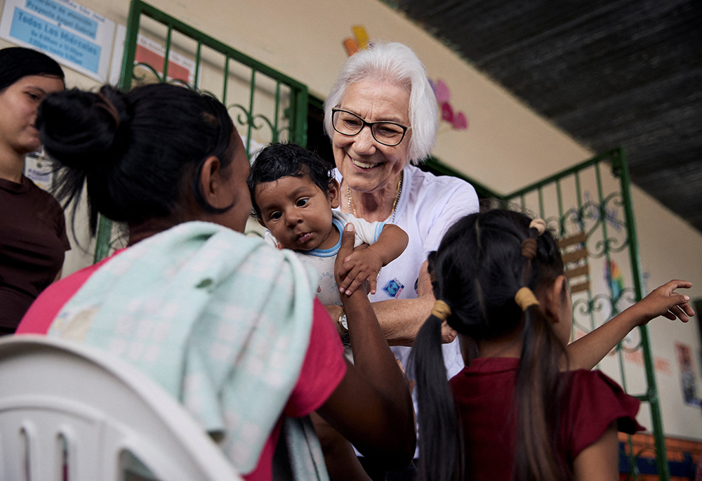 La hermana scalabriniana Rosita Milesi, galardonada con el Premio Nansen 2024 a los Refugiados de la Oficina del Alto Comisionado de las Naciones Unidas para los Refugiados, sostiene al bebé Daniel José Milaro, quien acaba de llegar de Venezuela con su madre Jenifer Milaro y sus hermanos, en la Casa de Acolhida Sao José, un refugio temporal para refugiados y migrantes en Pacaraima, Brasil, el 24 de agosto. (Foto: Acnur/Marina Calderón/Reuters)