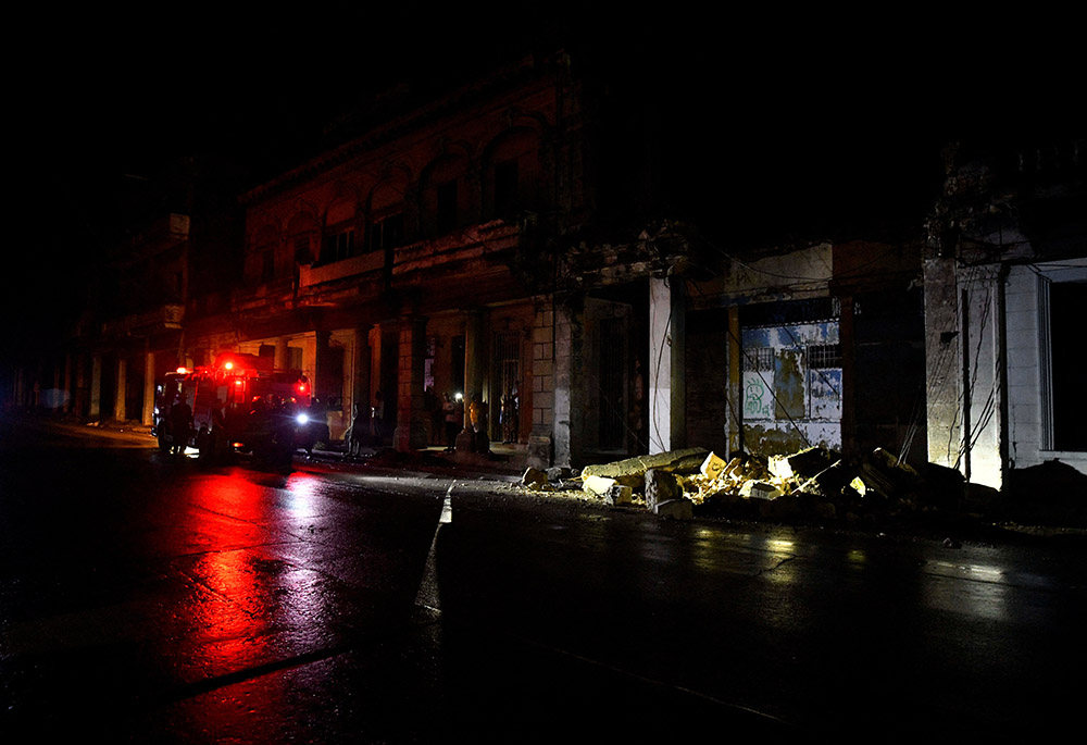 Los bomberos revisan los escombros de una casa durante un apagón provocado por el huracán Rafael, que dejó sin suministro eléctrico al país, el 7 de noviembre en La Habana, Cuba. (Foto: OSV News/Reuters/Norlys Pérez)