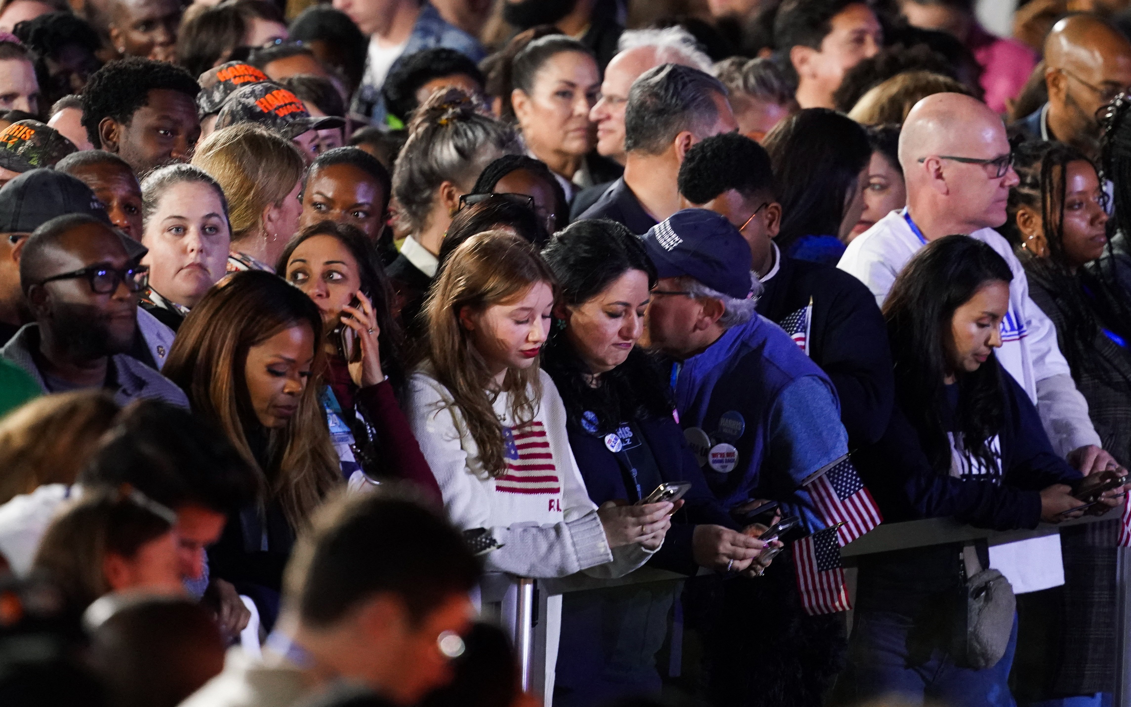 Simpatizantes de la candidata demócrata, la vicepresidenta de Estados Unidos Kamala Harris, reaccionan a los primeros resultados electorales durante un mitin de la noche electoral en la Universidad Howard de Washington el 5 de noviembre. El rival republicano de Harris, el expresidente Donald Trump, fue elegido 47.º presidente de EE. UU. (Foto: OSV News/Reuters/Kevin Lamarque)