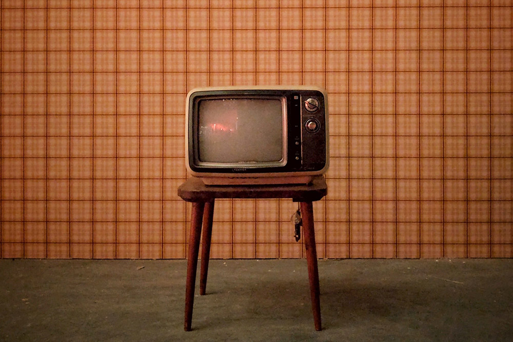 vintage television (Pixabay/sithuarkaryangon)