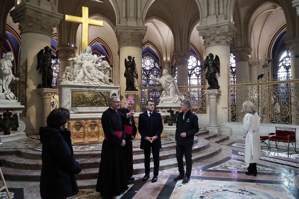 President Macron's visit to Notre-Dame de Paris prior to reopening, Nov. 29, 2024, Paris. The President, First Lady with two prelates and two other persons stand in front of the monumental Pieta.