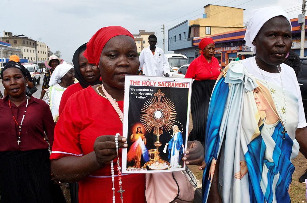 Católicos asisten a una procesión durante el Congreso Eucarístico Nacional en Juba, Sudán del Sur, el 22 de noviembre de 2024, después de una noche de disparos tras la intervención de las fuerzas de seguridad para arrestar al exjefe del servicio de inteligencia. (Foto: OSV News/Reuters/Samir Bol)