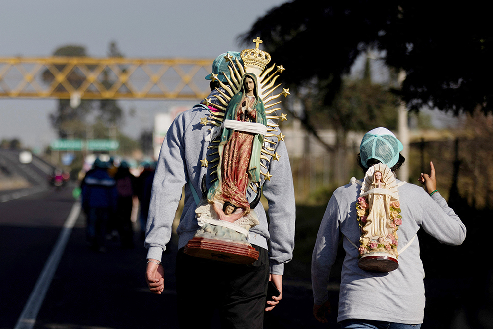 Peregrinos caminan hacia la Basílica de Nuestra Señora de Guadalupe en la Ciudad de México, el 11 de diciembre de 2024, para participar en las celebraciones de su festividad el 12 de diciembre. (Foto: OSV News/Reuters/Quetzalli Nicte-Ha)