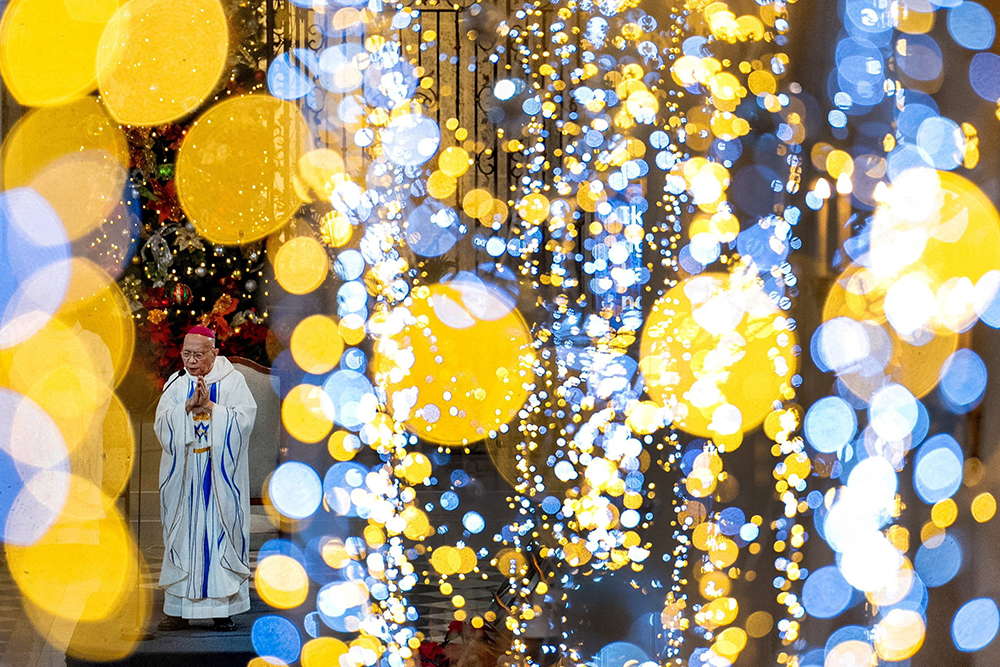 El obispo Honesto Ongtioco de Cubao, Filipinas, celebra la primera de las nueve misas de alba conocidas como 'misas de gallo', antes de la Navidad, en la Catedral de la Inmaculada Concepción de Cubao, en Manila, el 16 de diciembre de 2024. (Foto: OSV News/Reuters/Lisa Marie David)