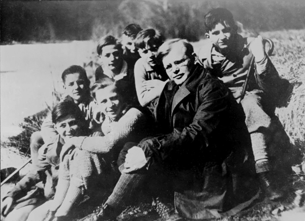 Lutheran pastor Dietrich Bonhoeffer with confirmation candidates on March 21, 1932, in Friedrichsbrunn, Germany (Wikimedia Commons/Bundesarchiv, Bild 183-R0211-316 / CC-BY-SA 3.0)