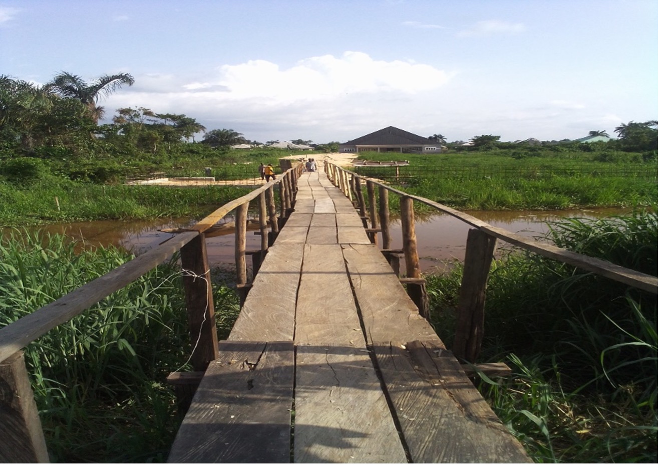 El puente de una carretera recién construida conduce al complejo de las Misioneras Médicas de María en Torugbene, una remota comunidad ribereña del estado del Delta (Nigeria). Muchas personas no pueden llegar a su recinto, y las hermanas viajan en canoa para ofrecer servicios médicos en los pueblos de los alrededores. (Foto: Janefrances Oluchi Ihekuna)