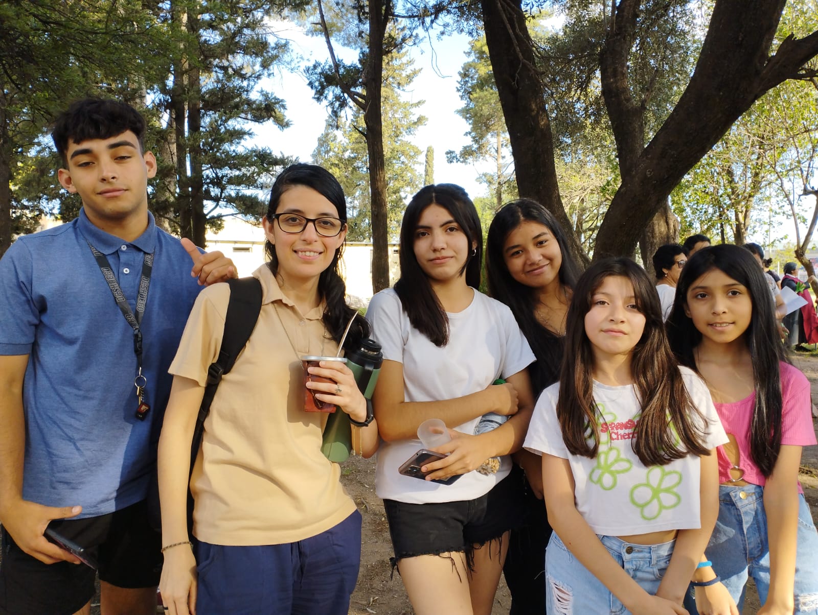Maite Fernández —segunda por la izquierda— con jóvenes del grupo Irũ en las adyacencias de la capilla de Lourdes en Argüello, Lourdes, Córdoba, Argentina. (Foto: cortesía Maite Fernández)