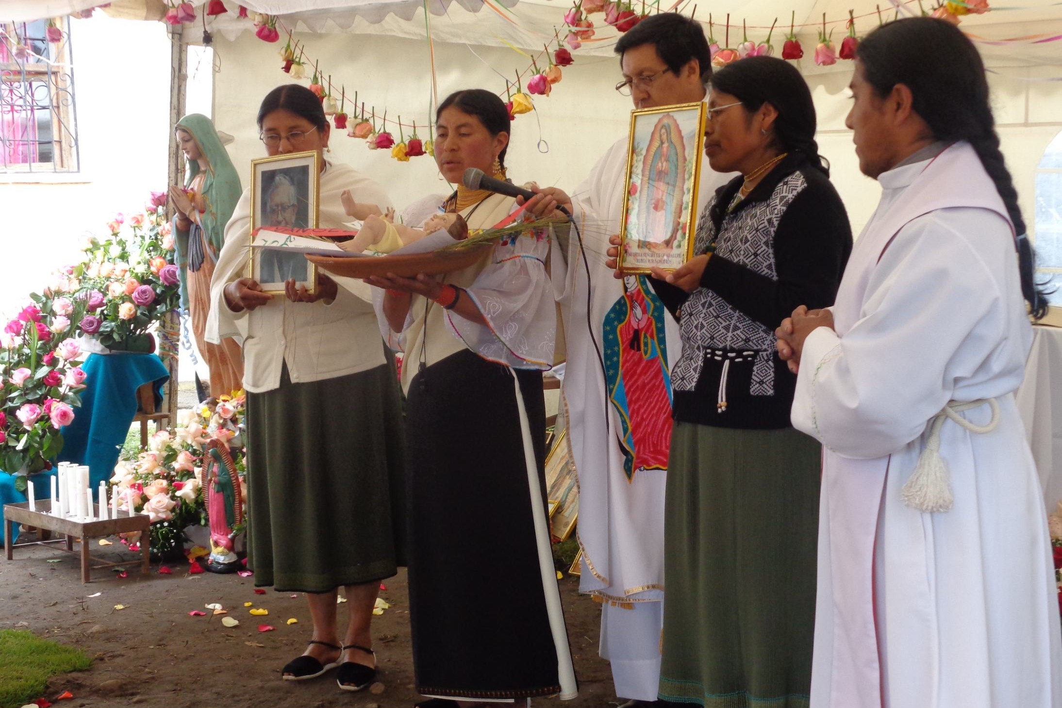 De izquierda a derecha, las hermanas Rosita Castañeda, Anita Bedón, Delia Maria Albatabango y Mariana Lechón participan en una misa inculturada en la casa de la Congregación Ayllu Guadalupac Misineracuna el 12 de diciembre, en honor a la Virgen de Guadalupe. (Foto: cortesía Congregación Ayllu Guadalupac Misineracuna) 