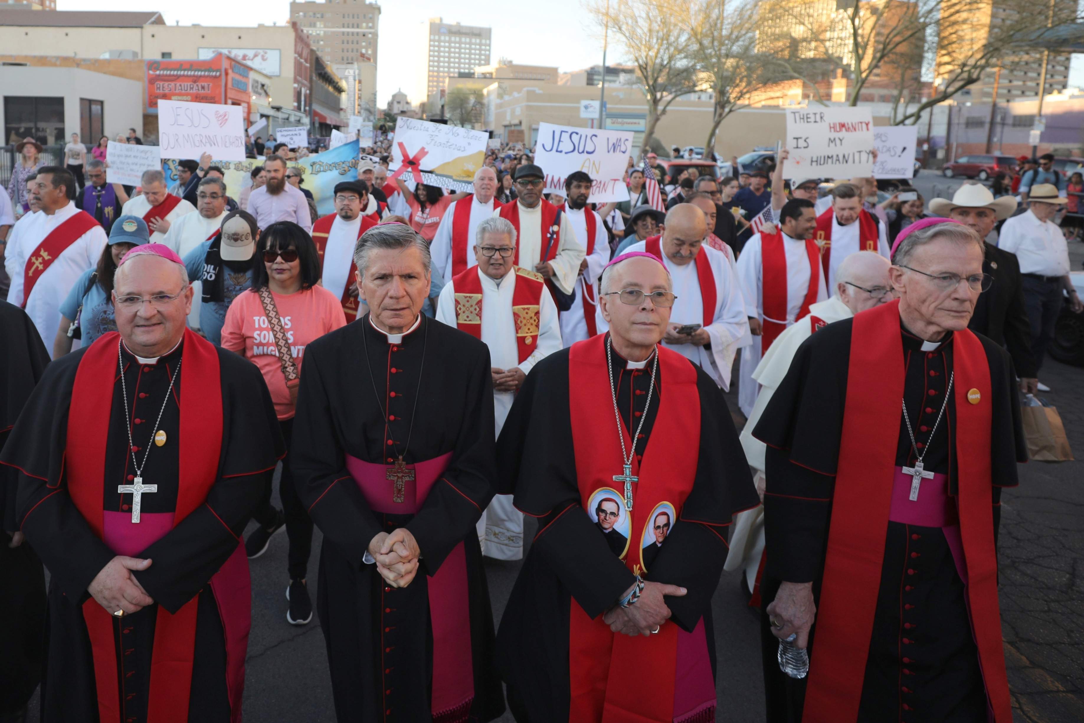 Peter Baldacchino, obispo de Las Cruces, Nuevo México; Gustavo García-Siller, arzobispo de San Antonio; Mark J. Seitz, obispo de El Paso, Texas; y John C. Wester, arzobispo de Santa Fe, Nuevo México, encabezan una marcha —en El Paso, el 24 de marzo de 2025— contra las deportaciones masivas del gobierno de EE. UU. (Foto: OSV News/Bob Roller)