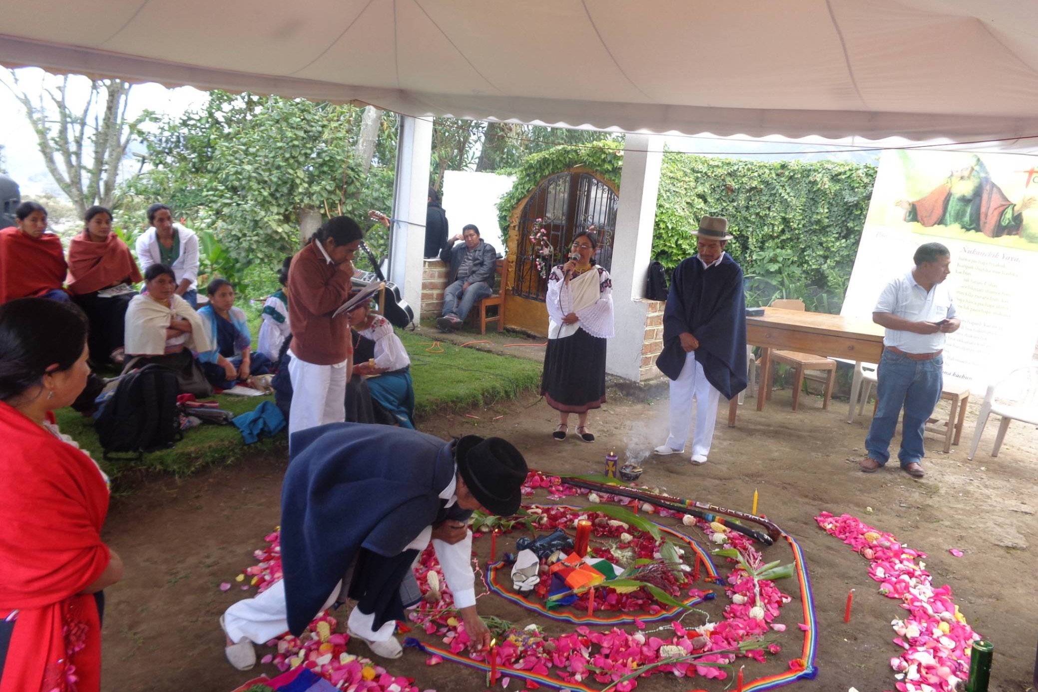 La Hna. María Isabel Andrango Cepeda, una de las cofundadoras de la congregación, celebra una misa en honor a la Virgen de Guadalupe. Andrango Cepeda inició la historia de la congregación tras conocer a monseñor Proaño, quien le dijo: "Ven, estoy comenzando una orden de religiosas indígenas…". (Foto: cortesía de Congregación Ayllu Guadalupac Misineracuna)