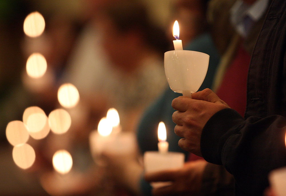 En esta foto de 2012 aparecen fieles sosteniendo velas. Los líderes de la Iglesia tienen un papel y un deber cruciales en la reconstrucción de la confianza tras los escándalos de abusos sexuales que han salpicado a clérigos y otros representantes de la Iglesia, escribe la hermana Matilda Owolagba. (Foto: Archivo CNS/Gregory A. Shemitz)